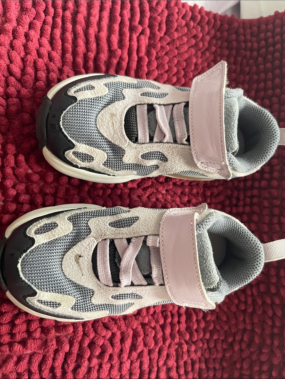 Nike Kids Gray and Light purple Hook-and-Loop 👟
